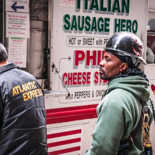 Delivery driver and construction worker queuing at a takeaway truck in lower Manhattan, New York NY038