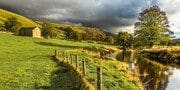 Fields and stone barn alongside the River Wharfe near Kettlewell, Wharfedale, Yorkshire Dales, England. EL014