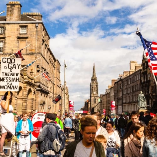 Edinburgh High Street, during the International Festival Fringe, Scotland. EH014