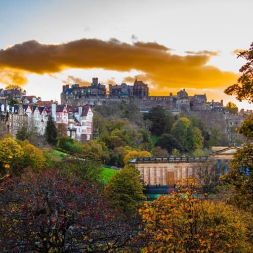 Edinburgh Old Town from Waverley Bridge, Edinburgh, Scotland. EH030