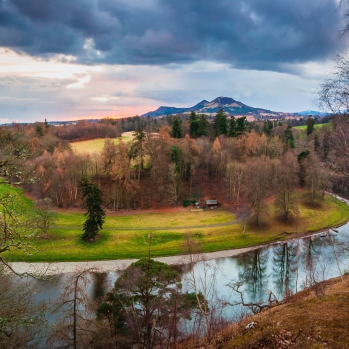 The River Tweed and the Eildon Hills from Scott&#039;s View, The Borders, Scotland. BD005