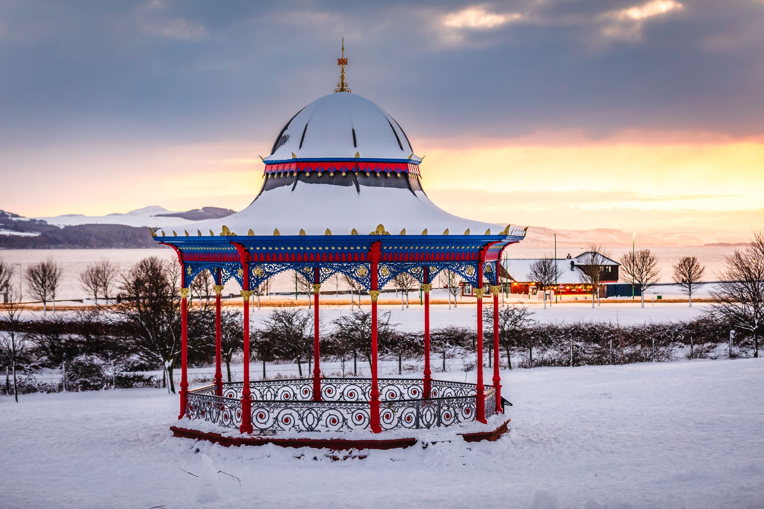 Magdalen Green bandstand in a snowy dusk, Dundee, Scotland. DD126