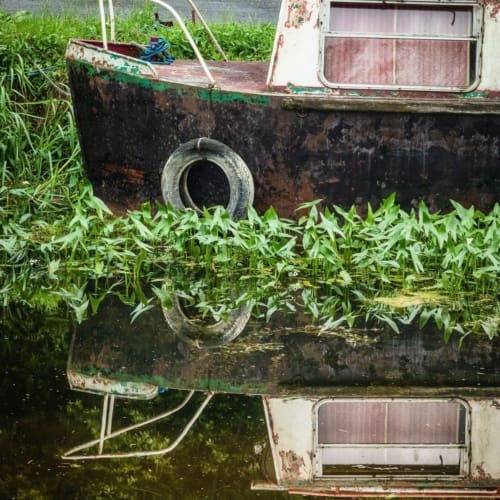 Barge on a lateral canal of the Barrow Navigation at St Mullin&#039;s (Tigh Moling), County Carlow, Ireland. BR005