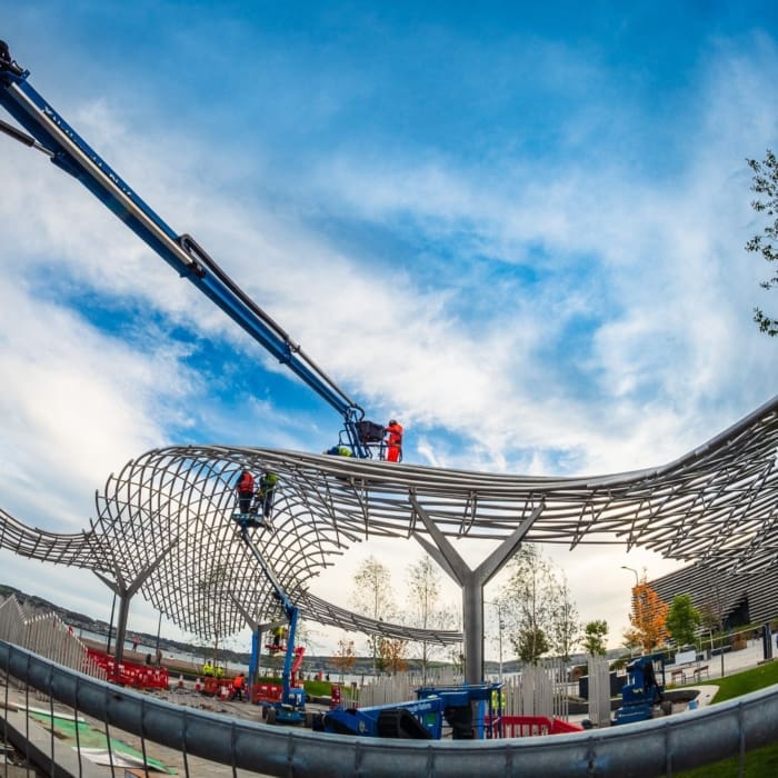 Installation of the &#039;Tay Whale&#039; sculpture on Dundee Waterfront.