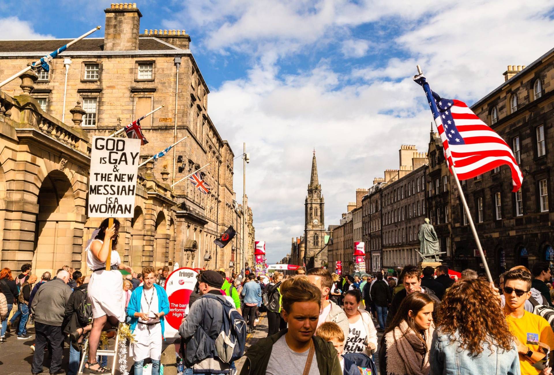 Edinburgh High Street, during the International Festival Fringe, Scotland,. EH014